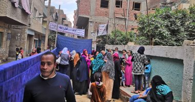 صور.. فتيتات الحوامدية يصطحبن الأطفال بالاستفتاء لحثهم على حب الوطن
