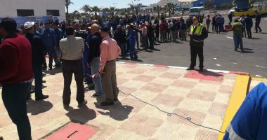 صور.. طوابير الوافدين من العاملين بالبترول تنتصر بلجان رأس شقير شمال الغردقة