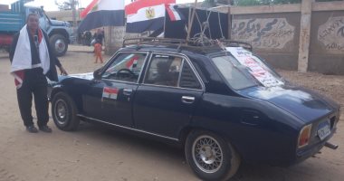 صور.. مواطن يزين سيارته بأعلام مصر ومكبرات صوتية لحث المواطنين على التصويت