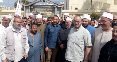 صور.. وكيل أوقاف الإسكندرية يدلى بصوته فى لجنة المغتربين