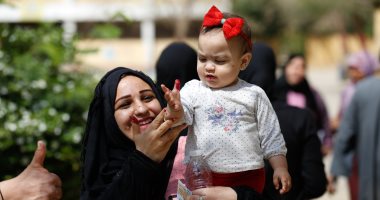 صور.. الأطفال يزينون اللجان بأول أيام الاستفتاء على التعديلات الدستورية