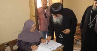 الأنبا مكاريوس أسقف المنيا وأبو قرقاص يدلى بصوته فى الاستفتاء على الدستور