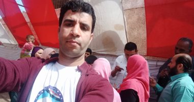صور..الشباب يلتقطون السيلفي امام اللجان الأنتخابية بقليوب