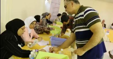 تحيا مصر تجمعهم.. المصريون بالكويت يشاركون بكثافة فى استفتاء الدستور ..فيديو