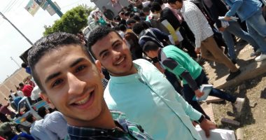 الشباب يلتقطون سيلفى أمام لجان الاستفتاء بتفهنا الأشراف بالدقهلية 