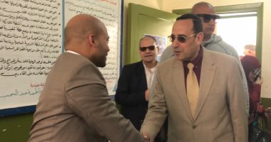 محافظ شمال سيناء يدلى بصوته فى مدرسة العريش