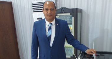 صور.. قيادات المطار يدلون بأصواتهم فى الاستفتاء بلجنة ميناء القاهرة الجوى