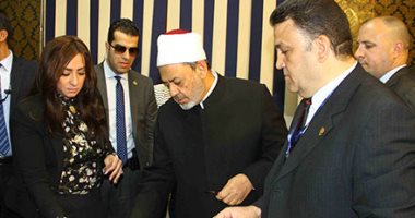 شيخ الأزهر يدلى بصوته فى الاستفتاء على التعديلات الدستورية بمصر الجديدة