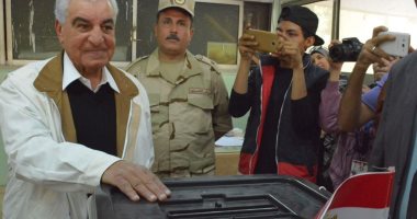 صور..زاهى حواس يدلى بصوته فى الاستفتاء على الدستور ويشبه السيسى بـ"حور محب"