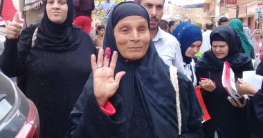 صور.. إقبال كثيف أمام لجان التصويت بالاستفتاء بالمرج مرددين الأغانى الوطنية