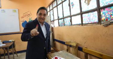 عبد الرحيم على يدلى بصوته بالاستفتاء وحملته تطوف الشوارع لحث المواطنين على المشاركة
