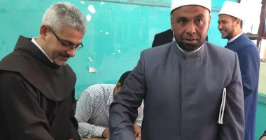 الأب بطرس دانيال يدلى بصوته فى الاستفتاء على التعديلات الدستورية بعابدين