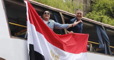 بالأغانى الوطنية..حكيم يعتلى "أتوبيس" لحث المواطنين على النزول بالاستفتاء..صور