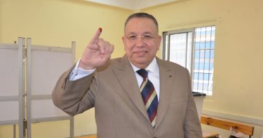وكيل مجلس النواب يدلى بصوته فى الاستفتاء ويثنى على المشاركة الفاعلة