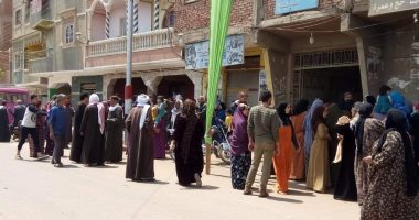 ربات المنازل يحملن أطفالهن على الأكتاف بمحيط لجان الاستفتاء.. صور