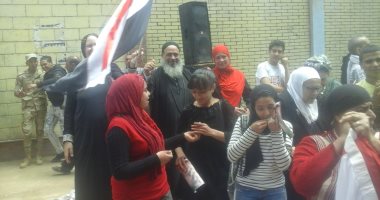 صور.. خادم كنيسة يدلى بصوته فى الاستفتاء بإمبابة: المشاركة واجب وطنى