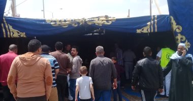 بالأعلام والأغانى الوطنية.. مواطنون يحتفلون أمام لجنة الحى الأول بـ6 أكتوبر