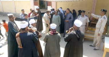 صور.. مسيرة بالطبل والمزمار لأهالى الغنايم بأسيوط لدعم تعديلات الدستور