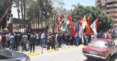 صور.. نائب رئيس جامعة أسيوط يقود مسيرة طلابية لحث المواطنين على المشاركة بالاستفتاء 
