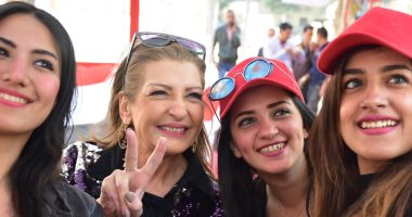 ليلي عز العرب تلتقط صورا مع الناخبين أثناء تصويتها باستفتاء الدستور
