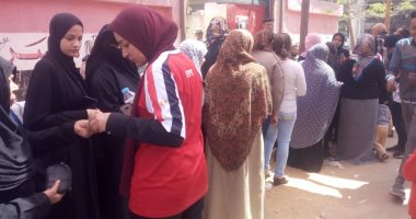 صور.. تزايد طوابير المواطنين أمام لجان الاستفتاء بالزاوية الحمراء والويلى