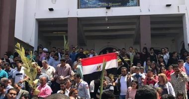 صور.. الأقباط فى أحد السعف بالغردقة من الكنيسة إلى لجنة الاستفتاء
