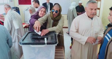 صور.. منظومة الشكاوى الحكومية تلبى رغبة مسن كفيف فى التصويت بالاستفتاء 