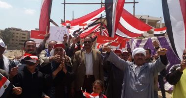 احتفالات شعبية أمام لجان الاستفتاء بالمقطم.. صور