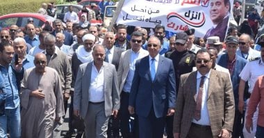 صور... محافظ البحر الأحمر يتقدم مسيرة مؤيدة للتعديلات الدستورية برأس غارب 