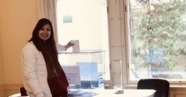 منال سلامة تشارك فى الاستفتاء علي التعديلات الدستورية 