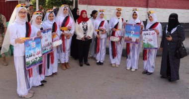 صور.. فتيات يستقبلن المصوتين بـ"ورد" فى لجان شارع كلية الآداب بالمنصورة