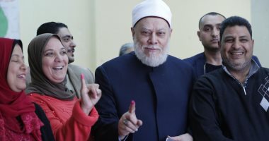 على جمعة يدلى بصوته فى التعديلات الدستورية فى لجنته بـ 6 أكتوبر 