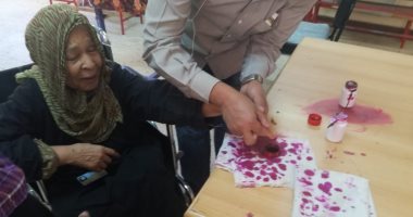كفيفة تدلى بصوتها فى الاستفتاء على التعديلات الدستورية بطريقة "برايل"