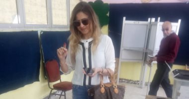 المذيعة هند جاد تدلي بصوتها على التعديلات الدستورية فى التجمع الخامس