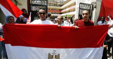زوجة الشهيد عامر عبد المقصود تدلى بصوتها فى الاستفتاء على التعديلات الدستورية