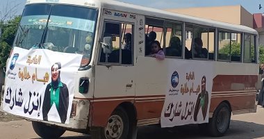 صور.. نائبة أوسيم توفر أتوبيسات لنقل السيدات للجان استفتاء تعديل الدستور