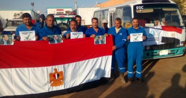 عمال يقطعون 300 كيلو بالصحراء الغربية لأقرب لجنة بمطروح للمشاركة بالاستفتاء