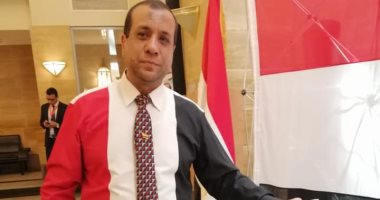 بقميص علم مصر.. مصرى يدلى بصوته بالاستفتاء على تعديل الدستور فى جدة