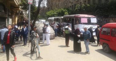 "كتف فى كتف".. المصريون يتعاونون لتسهيل المشاركة فى الاستفتاء.. الشباب يتطوعون بأجهزة "لاب توب" لتعريف المصوتين لجانهم.. ومواطنون يوفرون وسائل مواصلات لنقل كبار السن.. والنواب يكثفون جولاتهم للدعوة إلى التصويت