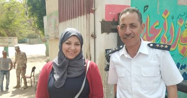 السيدات يلتقطن الصور التذكارية مع رجال الشرطة بلجان بولاق الدكرور
