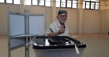صور.. الفنان أشرف عبد الغفور بعد التصويت فى الاستفتاء: "الجميع لازم يشارك"