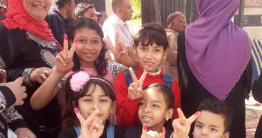 فيديو.. طوابير تضم مئات المواطنين للإدلاء بأصواتهم على الدستور بالزاوية