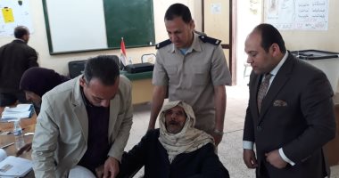 الشرطة والقضاة يساعدون المواطنين للإدلاء بأصواتهم فى الاستفتاء بالقليوبية والغربية