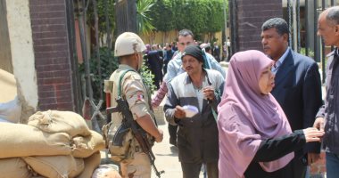 صور.. عمال هيئة نظافة الجيزة يشاركون فى التصويت على تعديلات الدستور