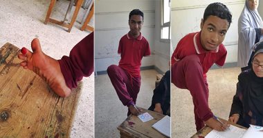 صور.. شاب قناوى مبتور الأيدى يدلى بصوته فى الاستفتاء ويوقع بقدمه