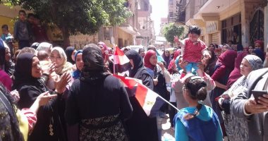 طفلة ترفع إشارة النصر وتتزين بالحبر الفسفورى.. وآخر يشارك جده فى القليوبية