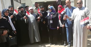الشيخ والقسيس يدلون بأصواتهم سويا فى الاستفتاء على الدستور بالشرقية