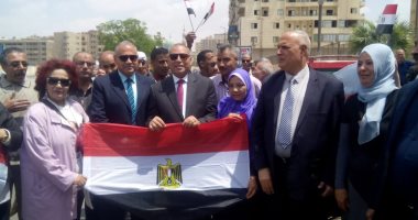 صور.. عمال هيئة النقل العام ينظمون مسيرة حاشدة للمشاركة فى الاستفتاء