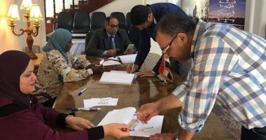 صور.. المصريون بالبحرين يشاركون باليوم الثالث للاستفتاء على تعديلات الدستور