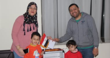 صور.. آخر أسرة مصرية أدلت بصوتها على تعديلات الدستور فى سفارة مصر بالصين